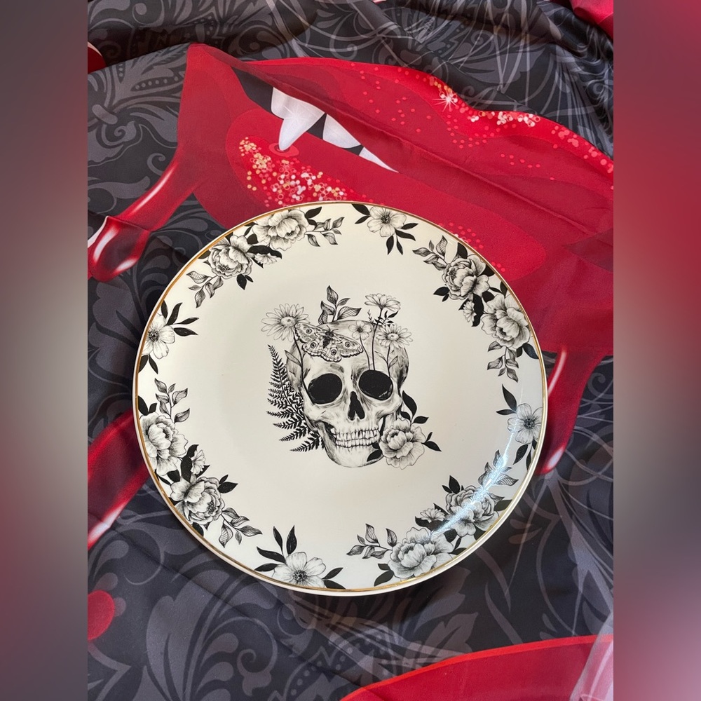EATON FINE DINING British Design Skull Moth Floral Plate With Gold Trim